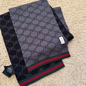 Gucci Men's Scarf in Gray and Black with Red and Green Accents